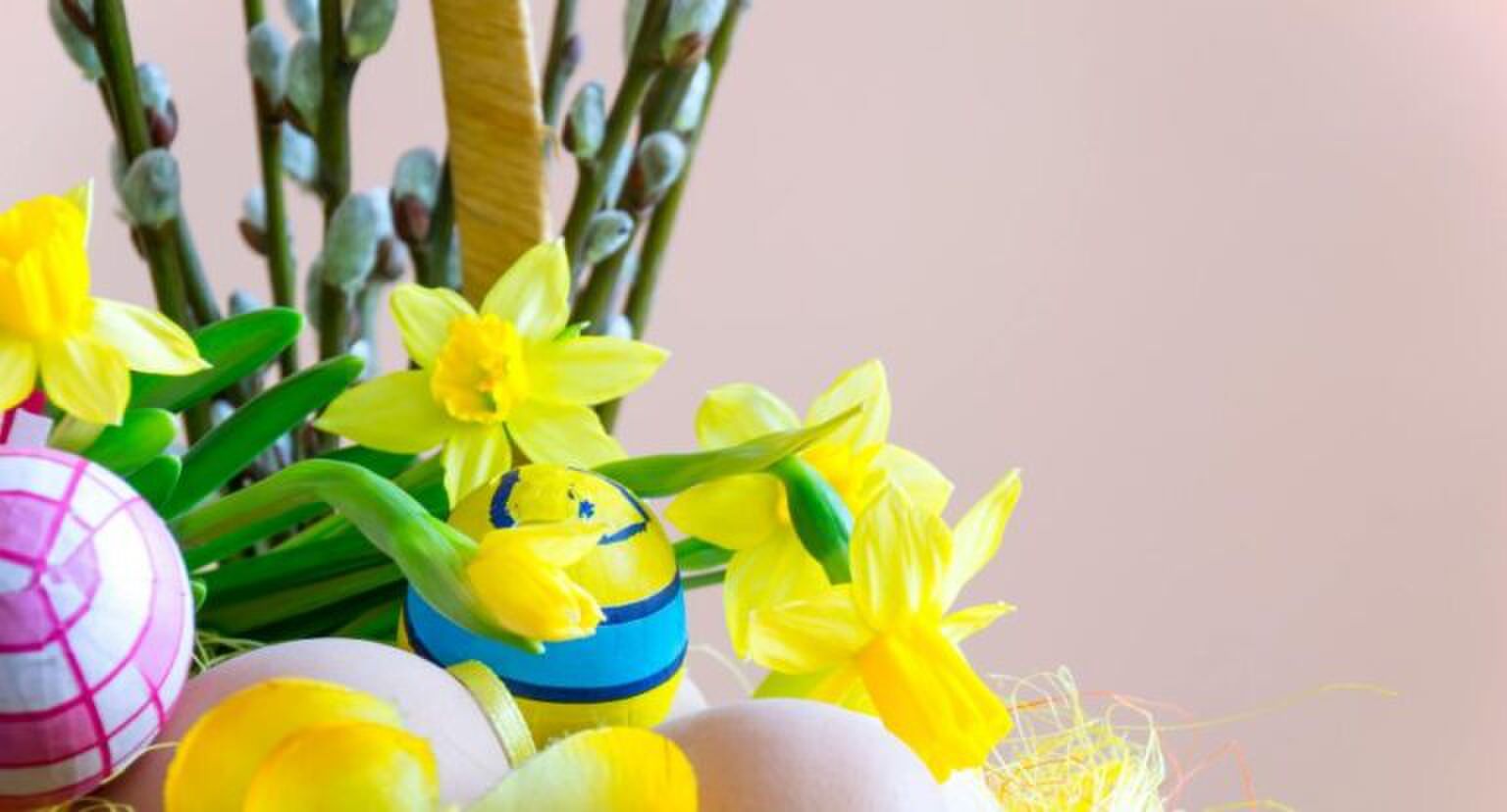 Paasstukje met roze achtergrond.