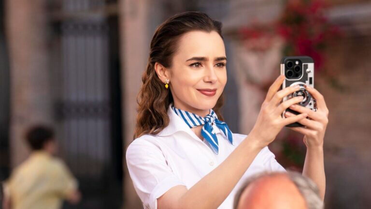 Een jonge vrouw krijgt een lief berichtje binnen.