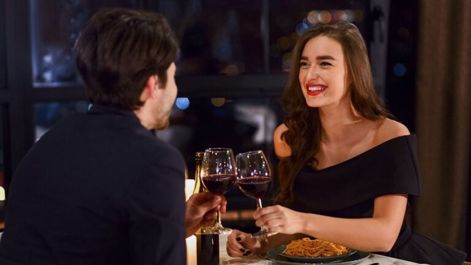 Dit restaurant organiseert een blind date diner maar dan z&oacute;nder camera&rsquo;s