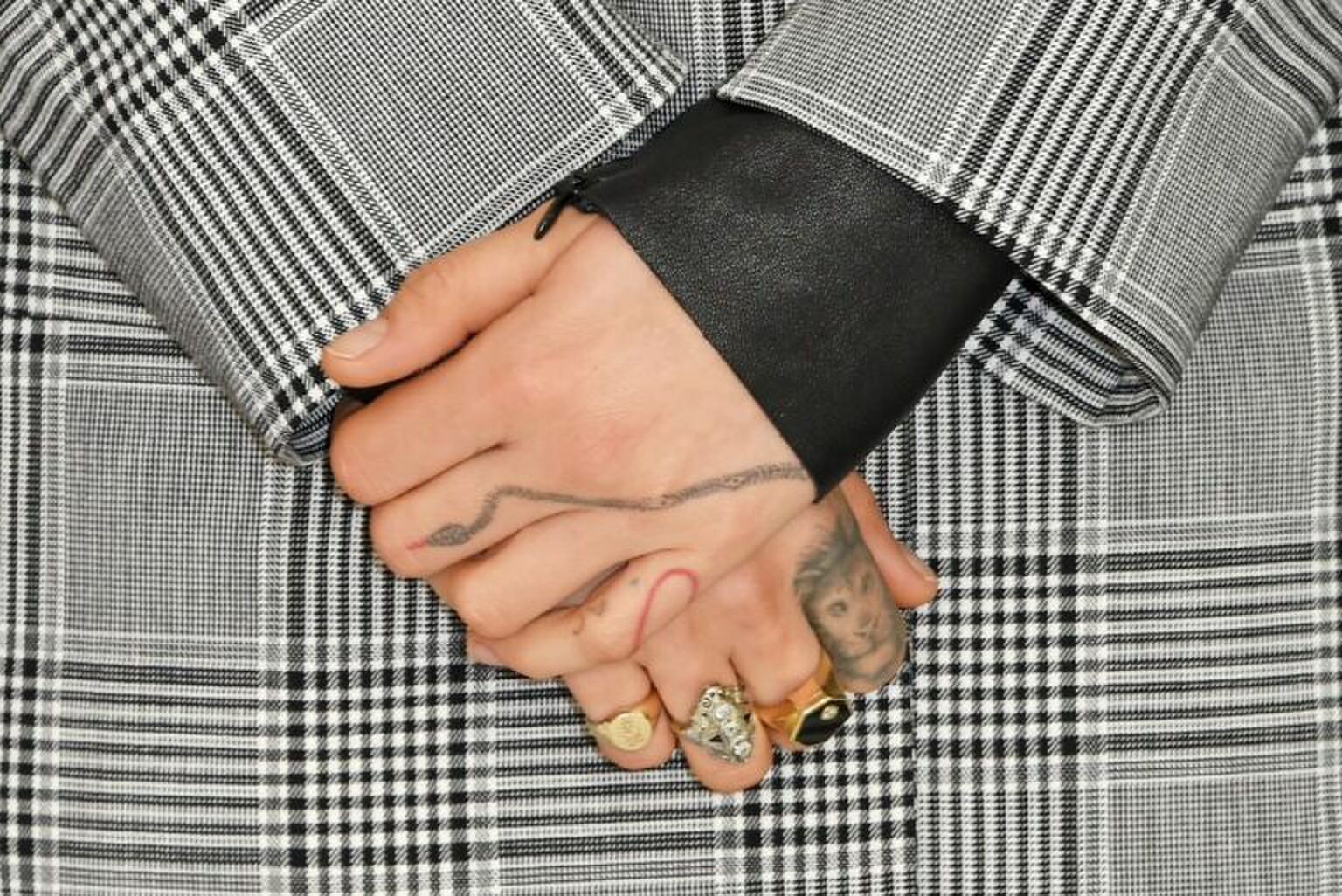 21x de mooiste vinger tattoos die je vandaag nog wil laten zetten