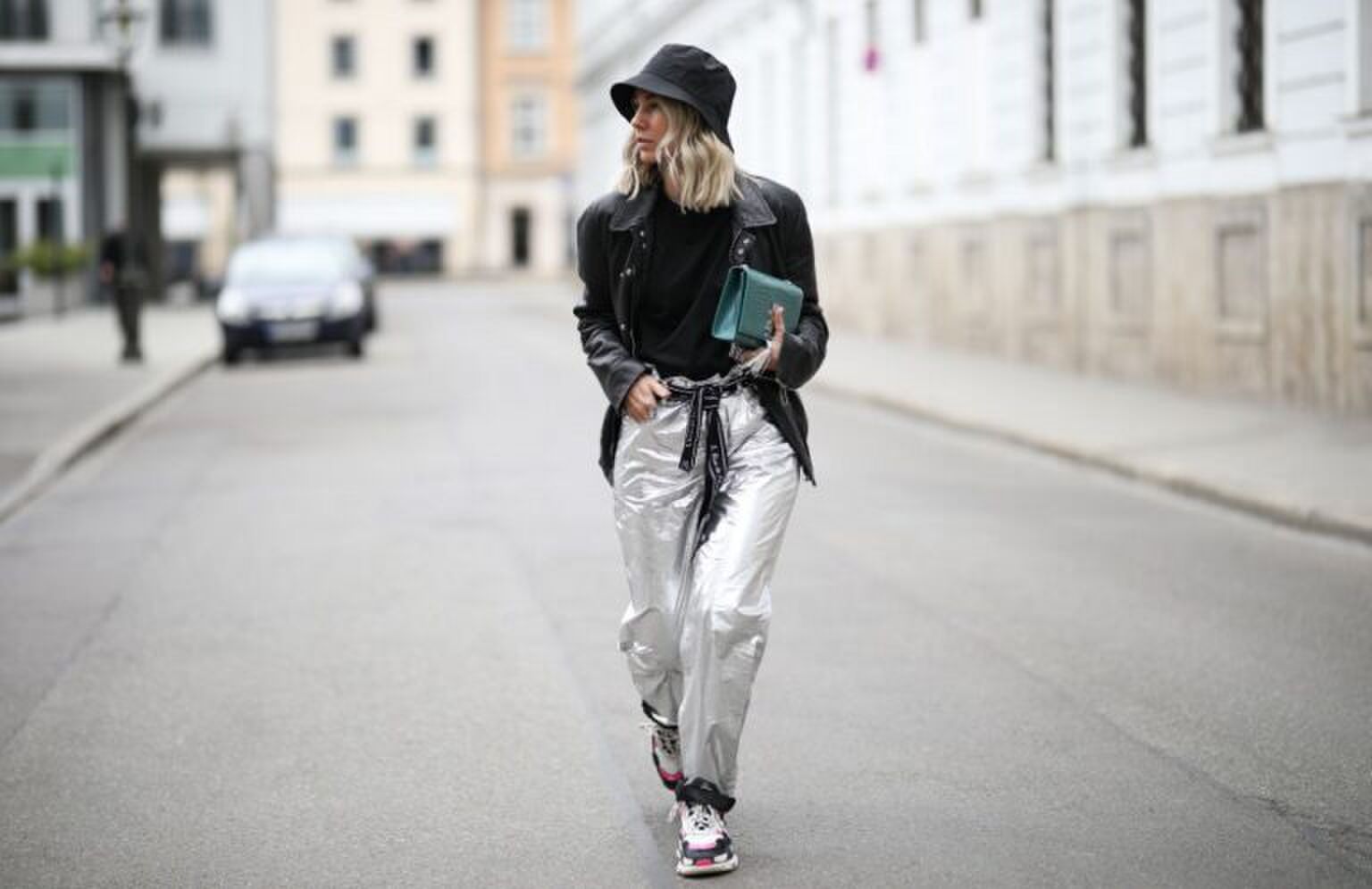 Trend: De zilveren metallic broek en zo draag je &lsquo;m