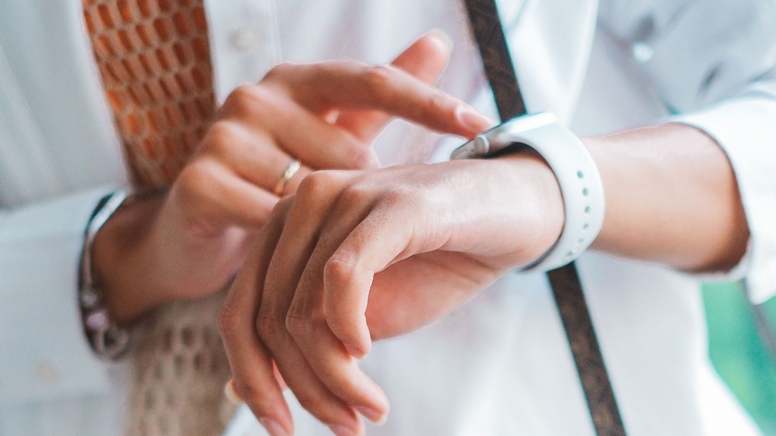 Vrouw kijkt op horloge.