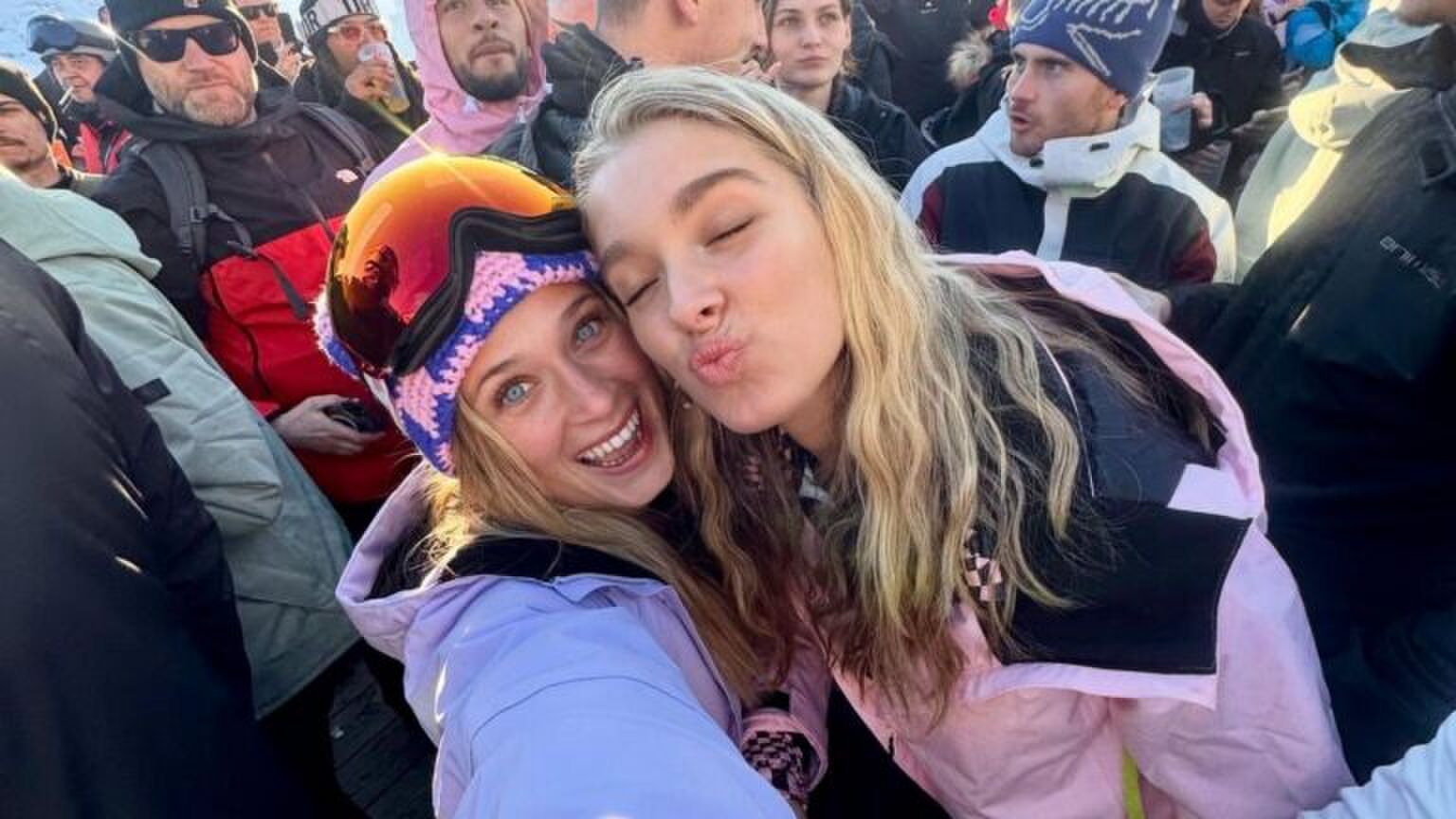 Selfie van twee vriendinnen tijdens wintersport.