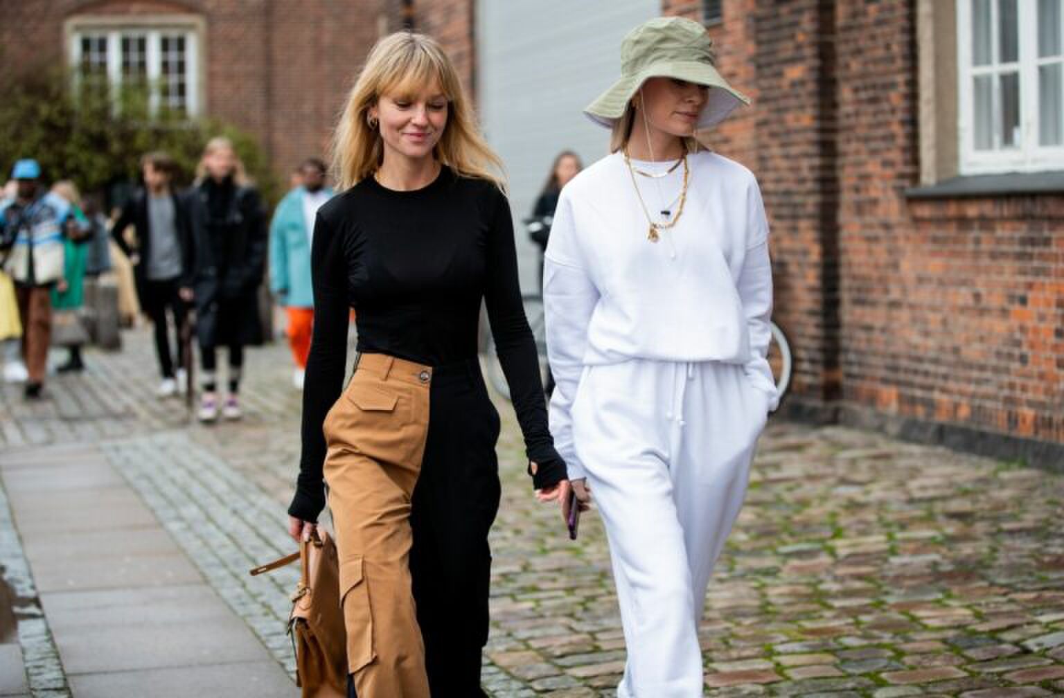 Het joggingpak is in 2020 helemaal on trend en zo draag je &lsquo;m volgens modeliefhebbers