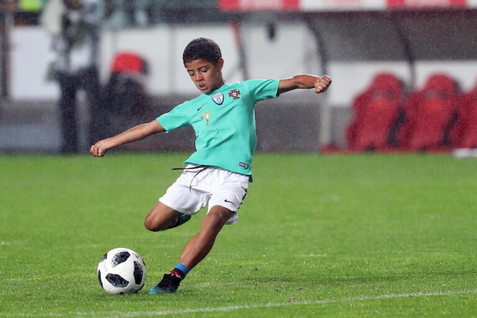 De zoon van Cristiano Ronaldo heeft Instagram &eacute;n nu al bijna 1 miljoen volgers