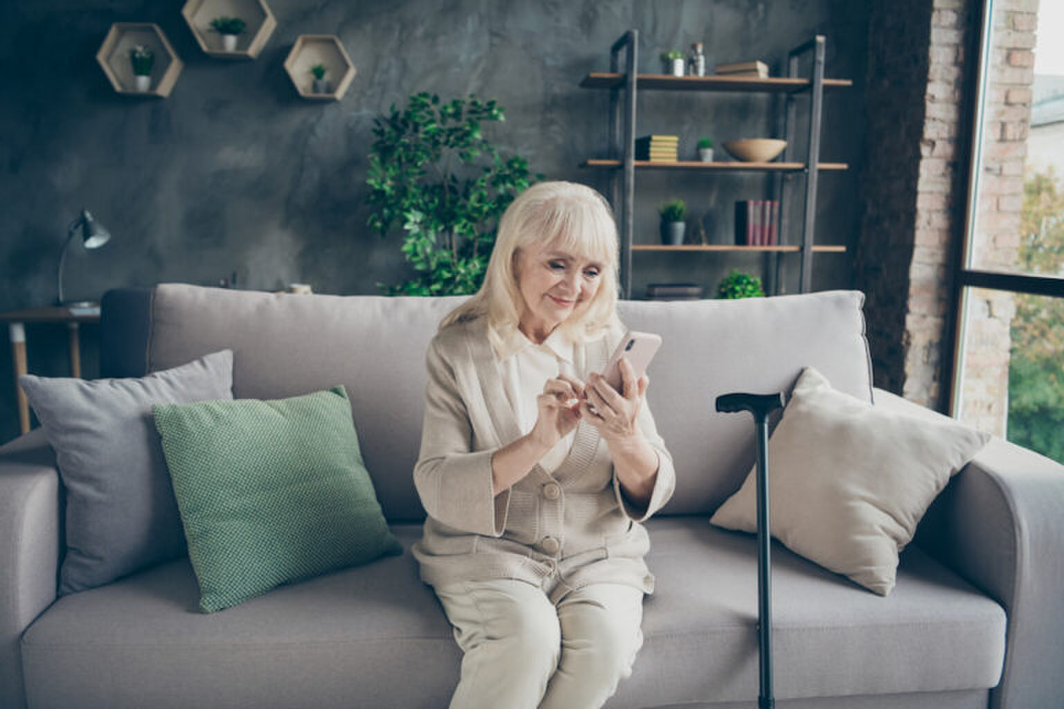 Waarom we even niet op bezoek moeten gaan bij onze opa&rsquo;s en oma&rsquo;s (maar ze wel moeten blijven bellen)