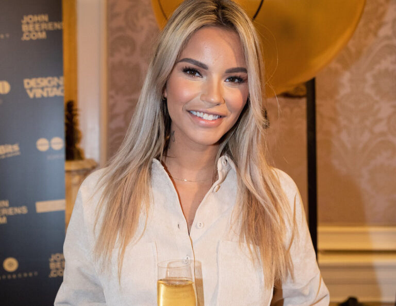 Monica Geuze laat lipfillers verwijderen en deelt dit met kijkers