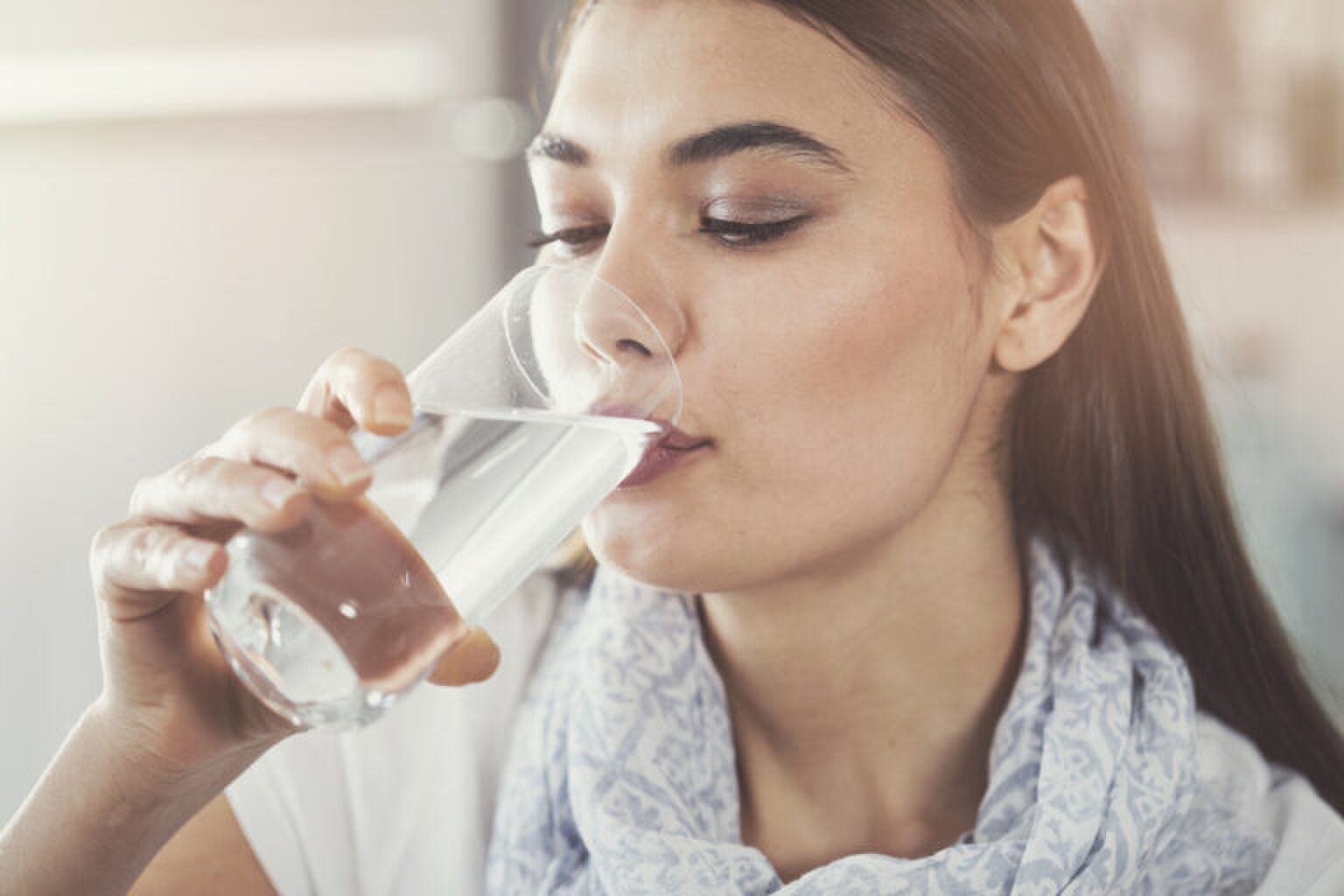 6x waar water drinken goed voor is (en waarom je dus echt genoeg water moet drinken)