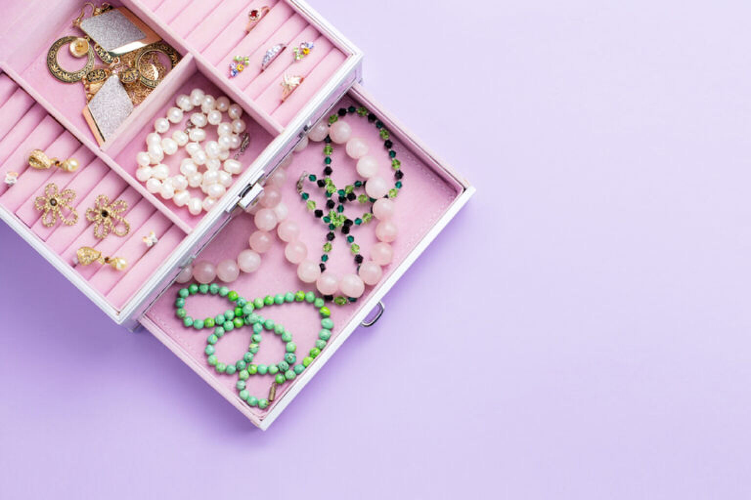 Deze rekjes en doosjes zijn perfect om jouw sieraden in op te bergen