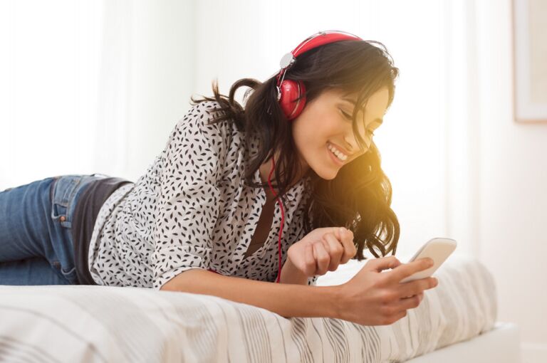 De 6 leukste podcasts om de quarantaine mee door te komen