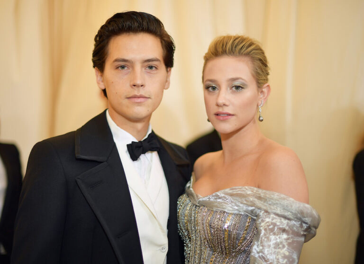 Het is officieel: Riverdale&rsquo;s Cole Sprouse en Lili Reinhart zijn uit elkaar
