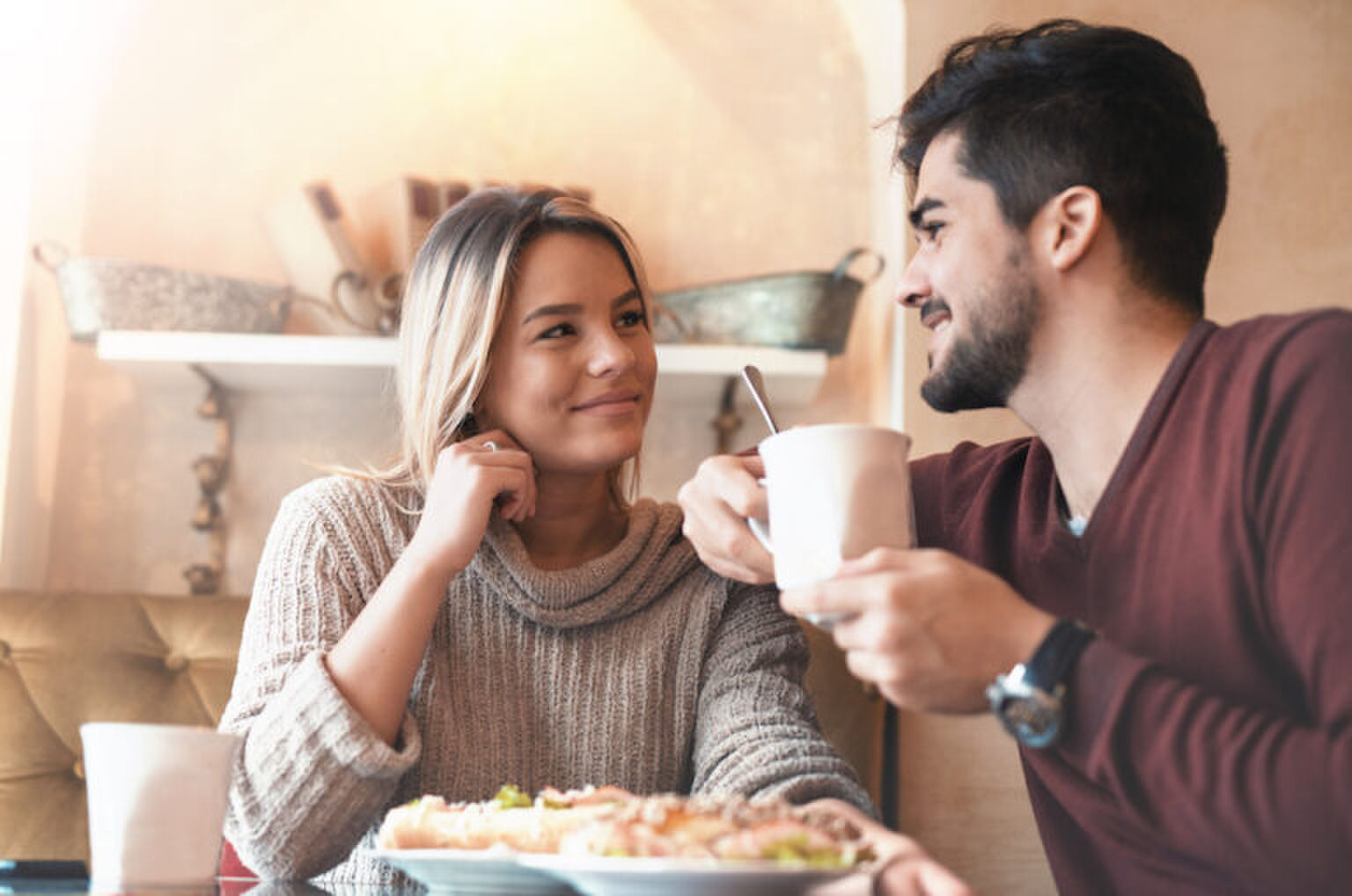 10 tekenen dat hij je ziet als meer dan een vriendin