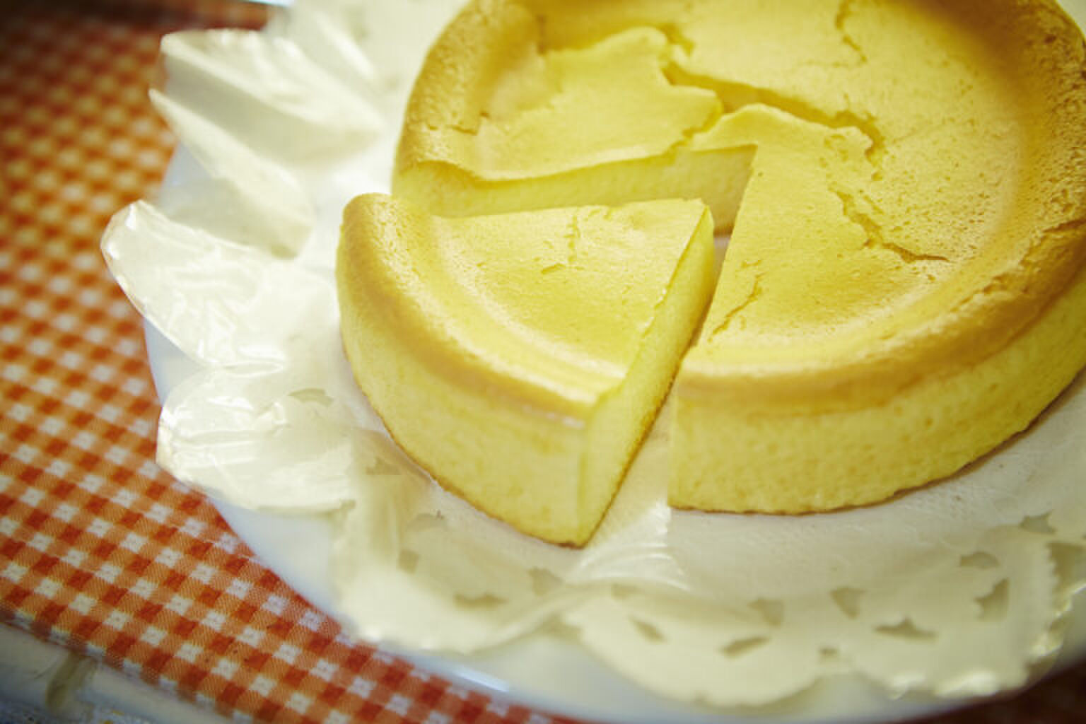 Deze cheesecake heeft maar 3 ingredi&euml;nten en zo maak je hem