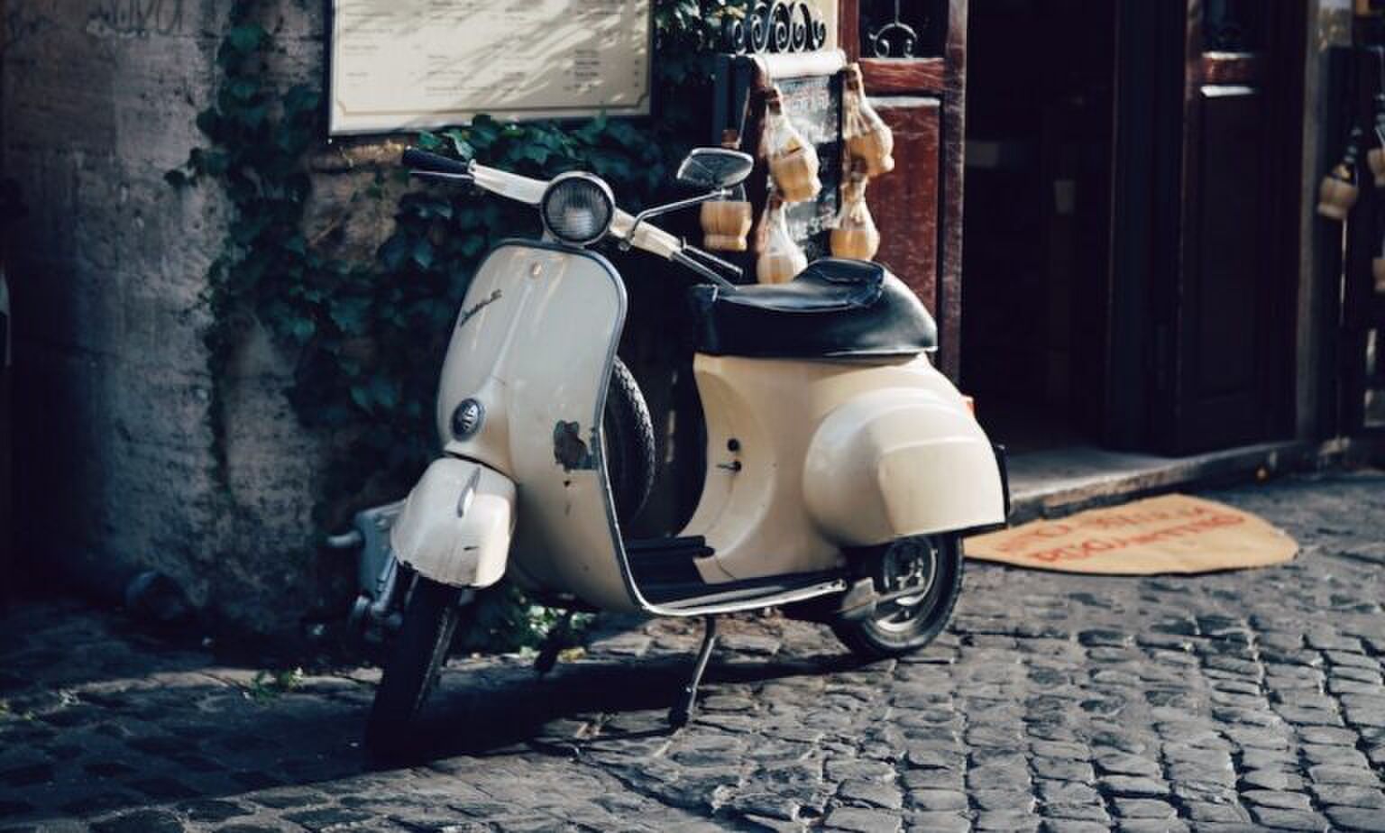 Wil je hebben: Dior en Vespa brengen limited edition scooter uit