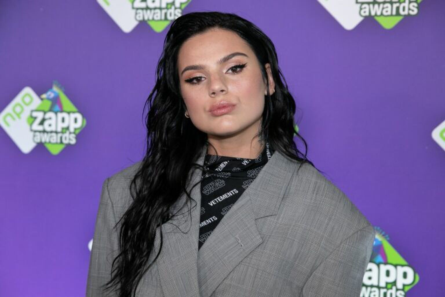 Famke Louise is bezig met een nieuwe documentaire op een bijzondere locatie