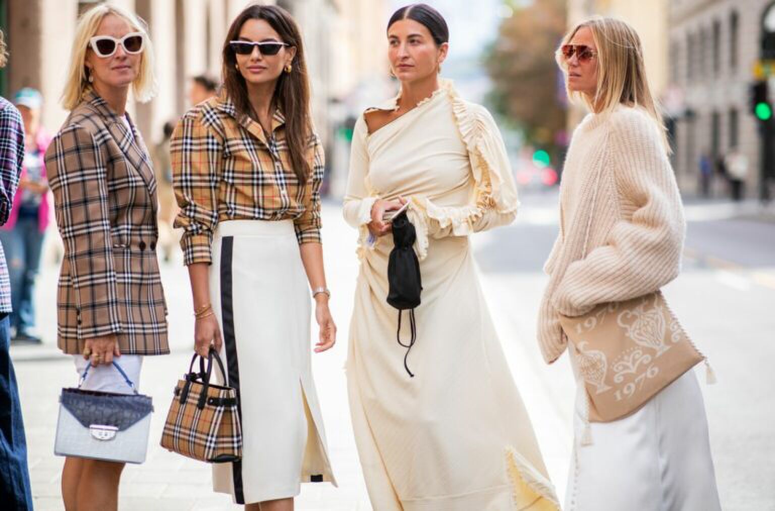 Is het fris? Draag dan dit bij je zomerse outfit om lekker warm te blijven