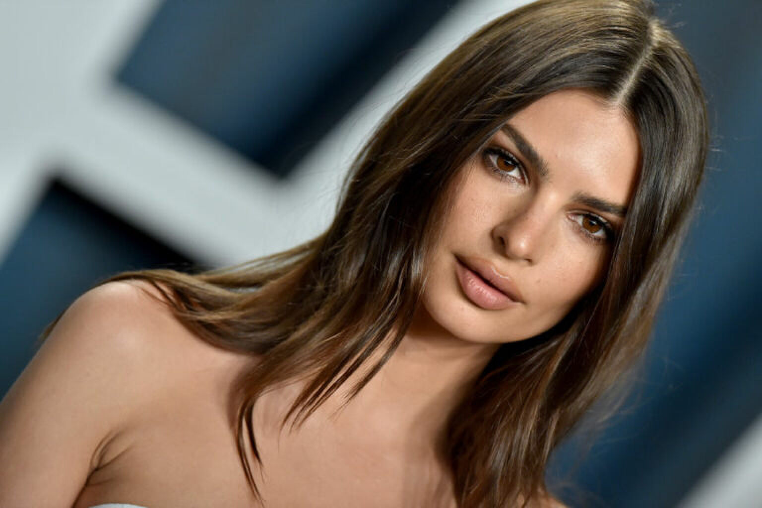 Model Emily Ratajkowski gaat voor een hele andere haarkleur
