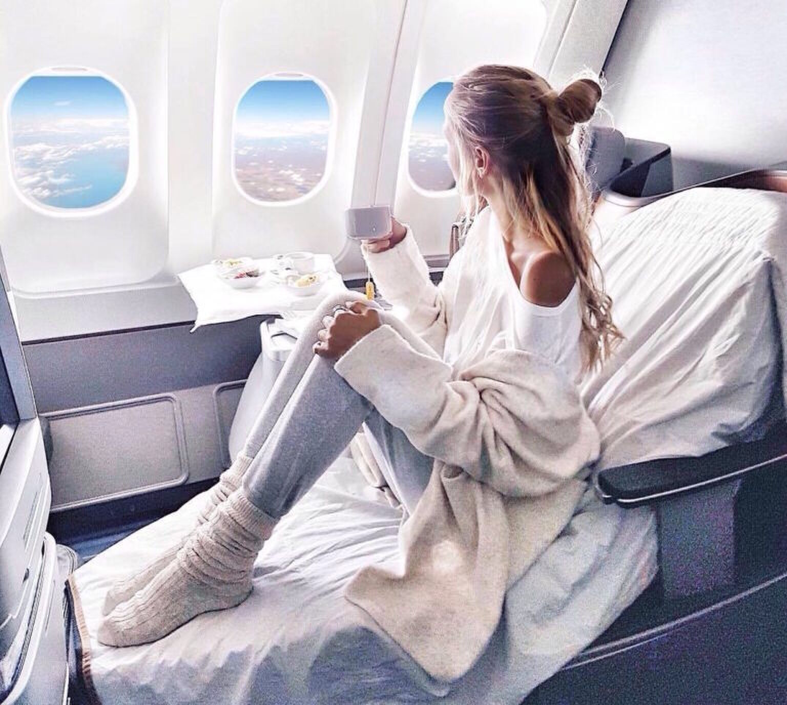 Dit is waarom het raamluikje van het vliegtuig altijd open moet tijdens het opstijgen en landen