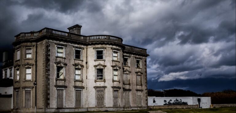 Spookhuisliefhebbers opgelet: dit griezelige spookslot is vanaf nu te koop