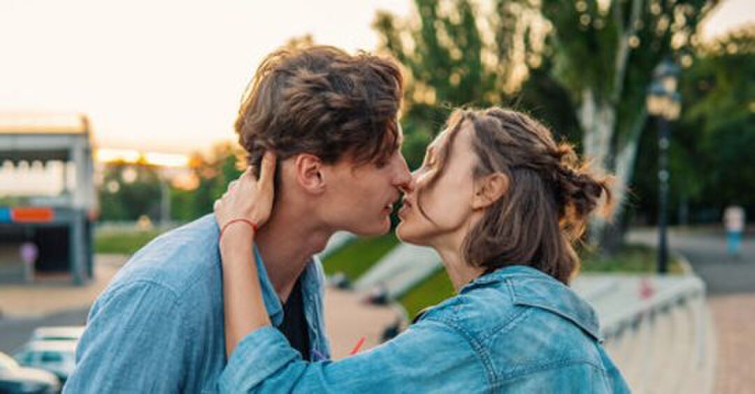 Kissing alert: 8 verschillende manieren om te zoenen