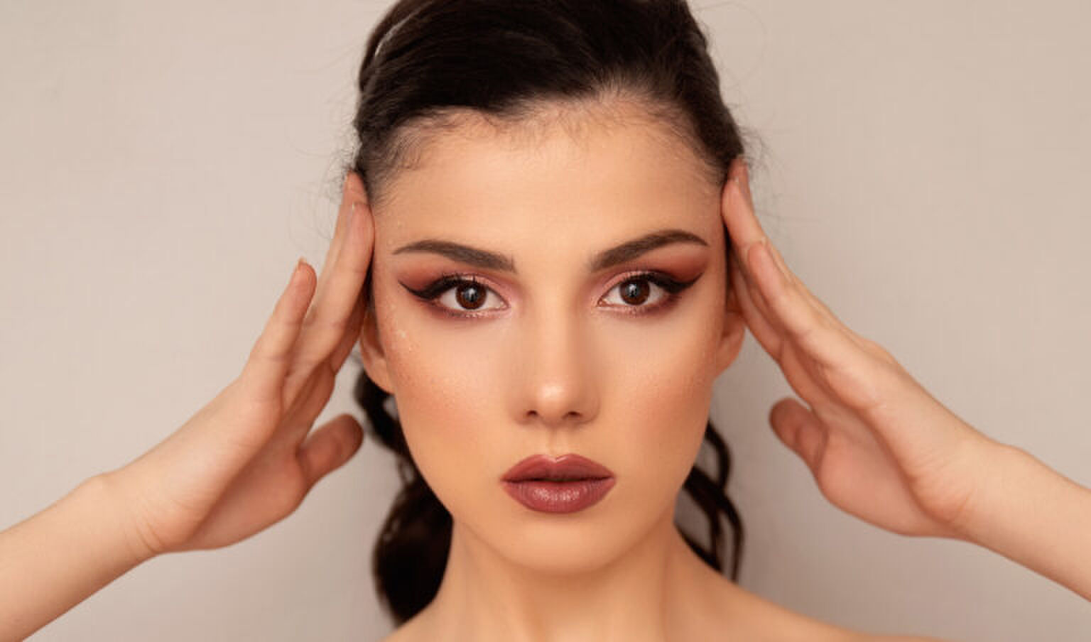 Weinig kleur in je kleding? Deze kleurrijke make-up maakt jouw outfit levend