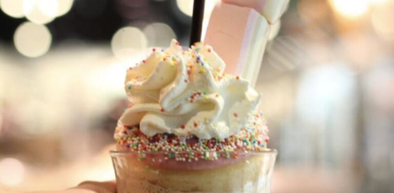 Verkoeling nodig? Bij HEMA koop je nu tompouce ijskoffie (&eacute;n nog twee nieuwe smaken)