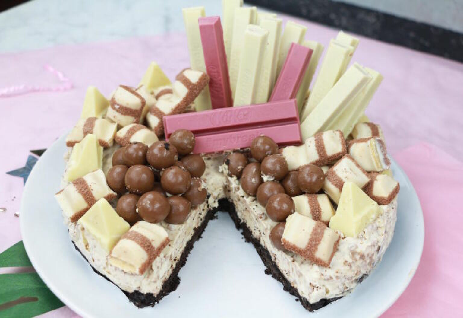 Zo maak je thuis deze hemelse Kinder Bueno, KitKat &eacute;n Maltesers-taart