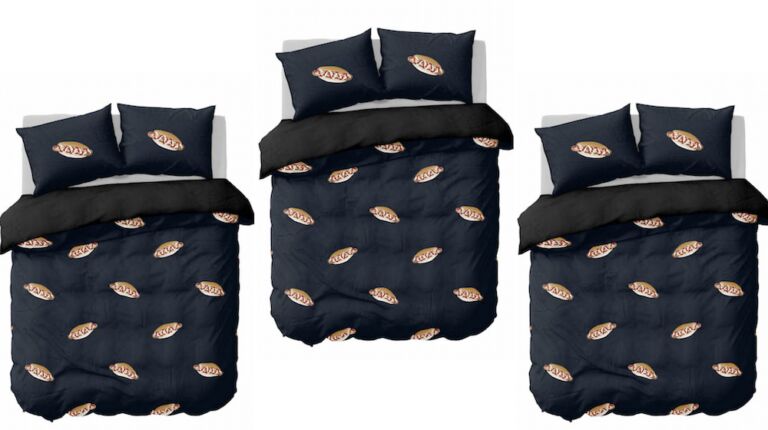 Met dit &lsquo;broodjes frikandellen dekbedovertrek&rsquo; ga jij naar bed &eacute;n word je wakker met jouw favo frituursnack