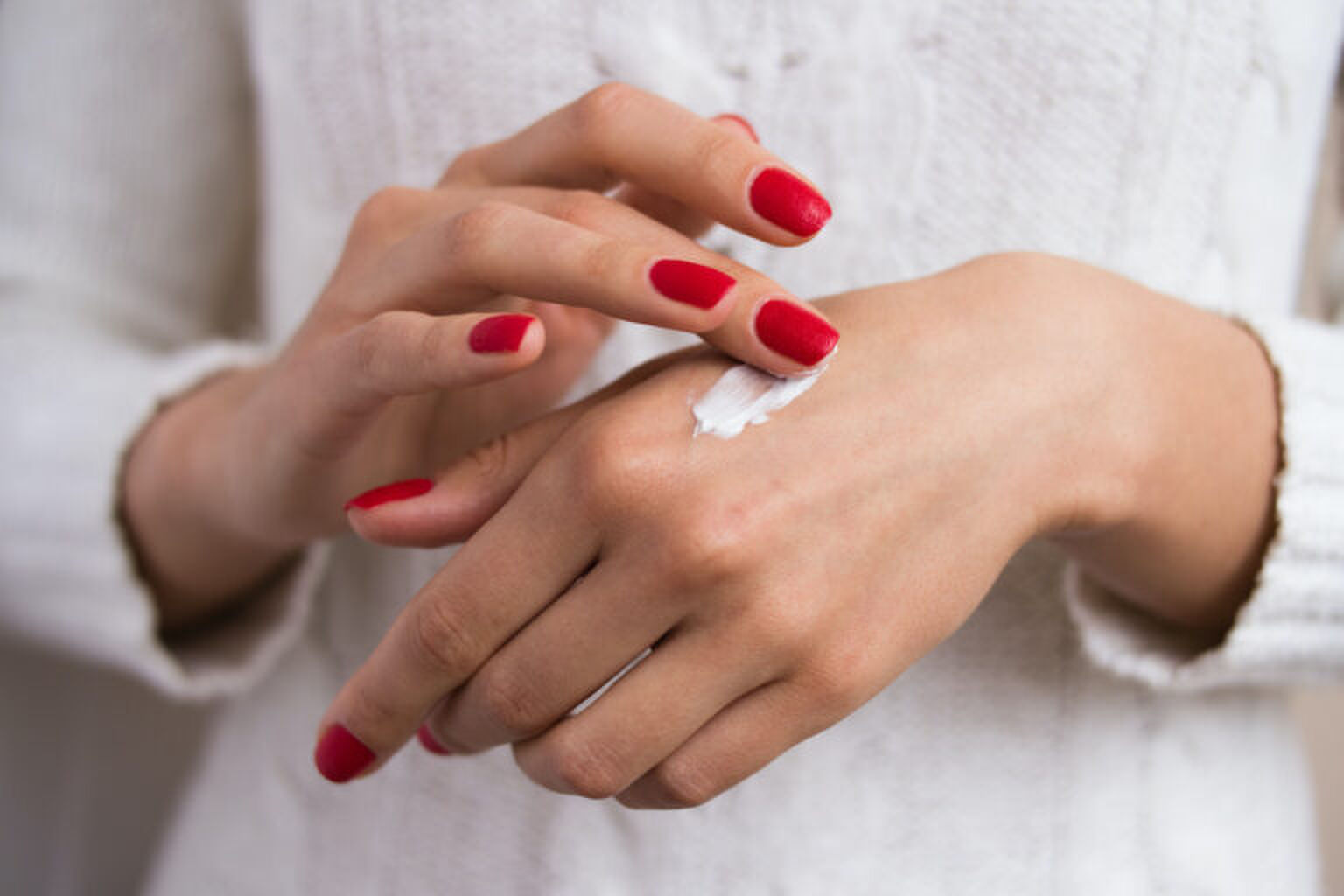 Droge handen? Deze handcr&egrave;mes maken jouw handen super zacht