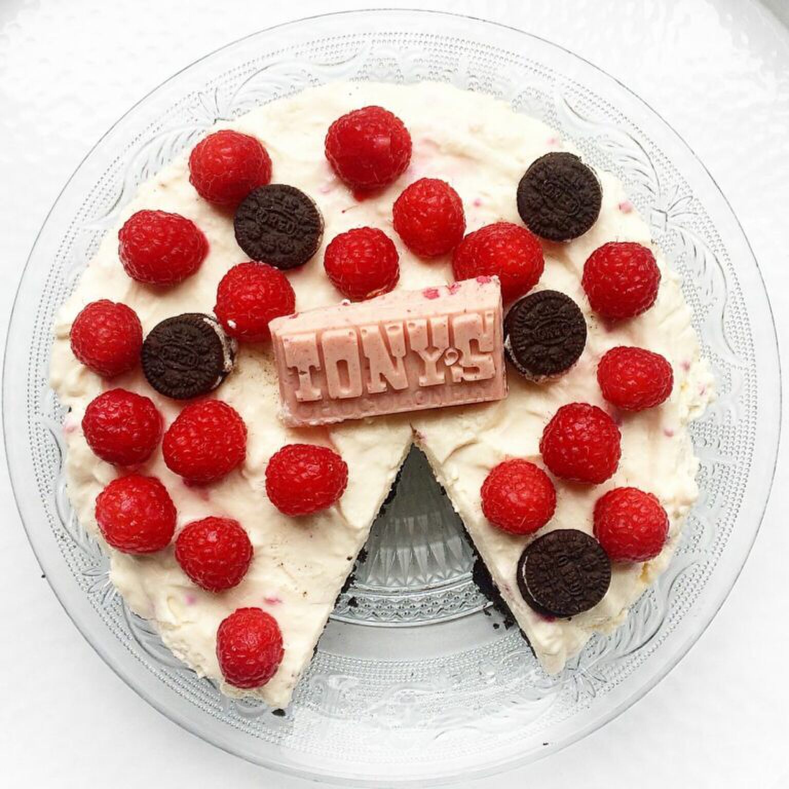 In 5 makkelijke stappen maakt jij goddelijke Oreo Tony&rsquo;s Chocolonely frambozen cheesecake