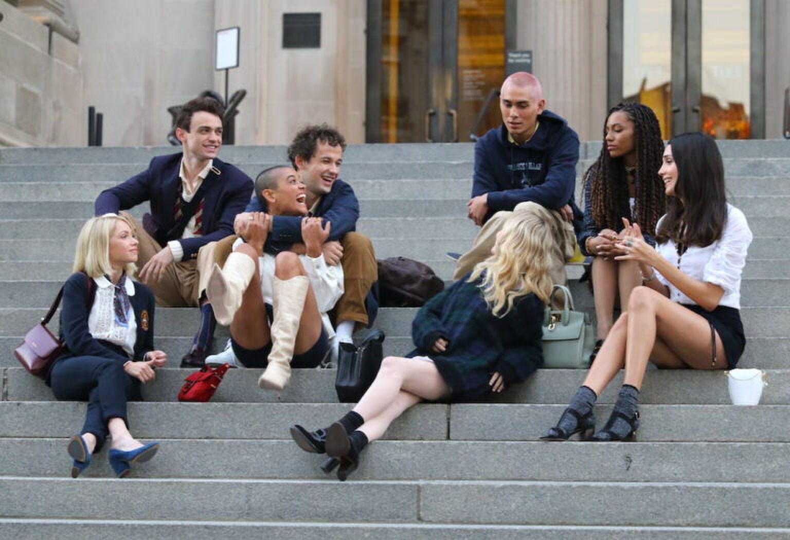 Spotted: De nieuwe Gossip Girl cast in actie