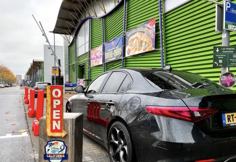 Bij deze Hollywood Caf&eacute; drive-thru bestel je de lekkerste snacks vanuit je auto