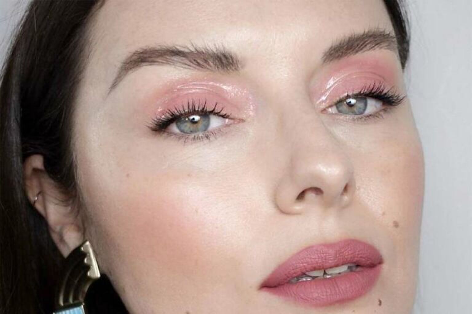 Beautytrend: dit is hoe je glossy eyelids maakt