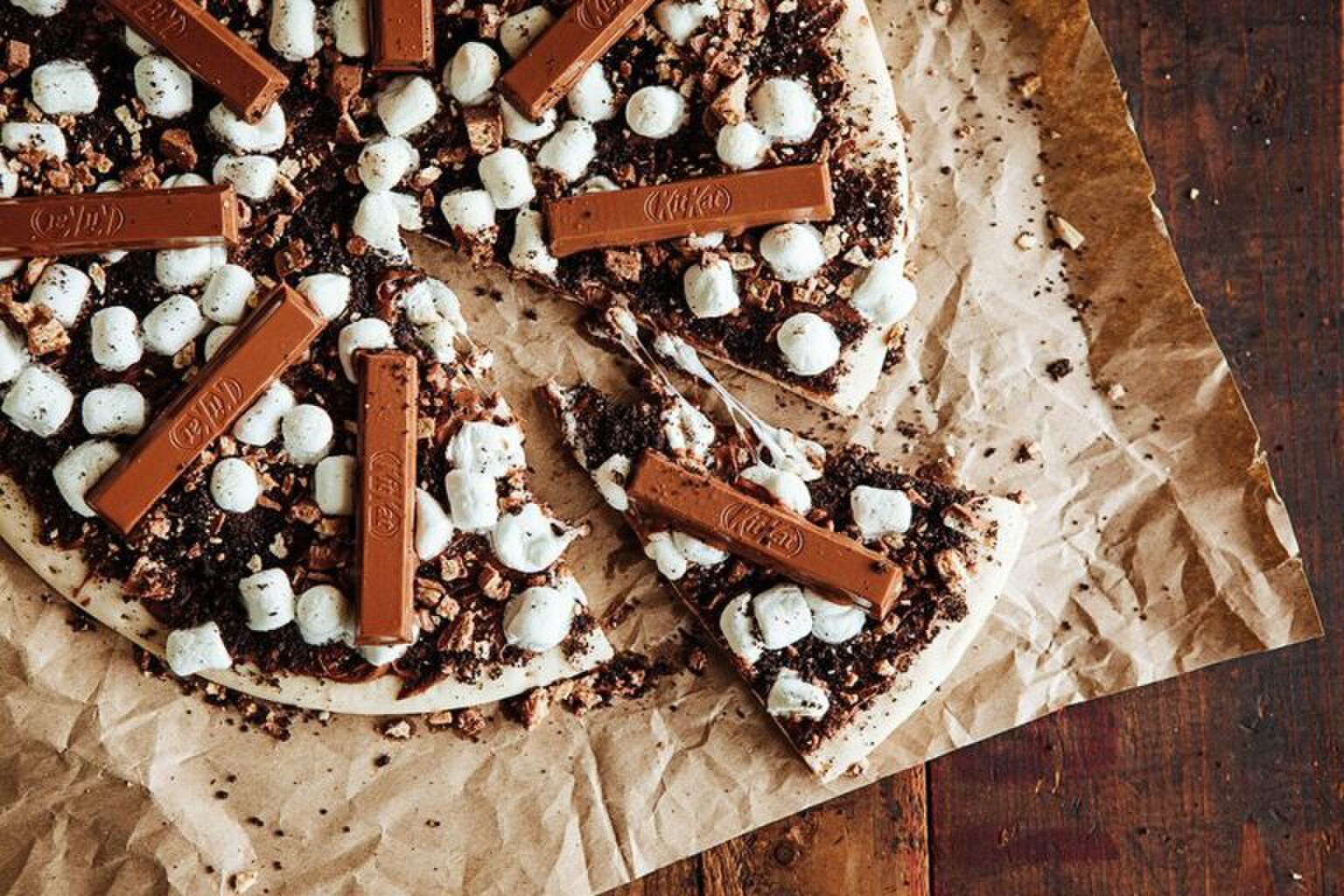 Met dit recept maak je een mega lekkere Kitkat chocoladepizza