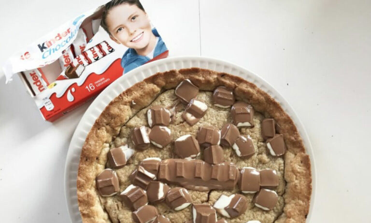 Maak in 5 stappen deze verrukkelijke Kinderchocolade taart