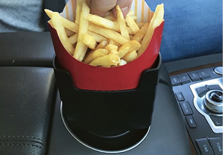 Er bestaan nu speciale frietbakjes voor in de auto (en deze wil iedere drive-thru fan hebben)