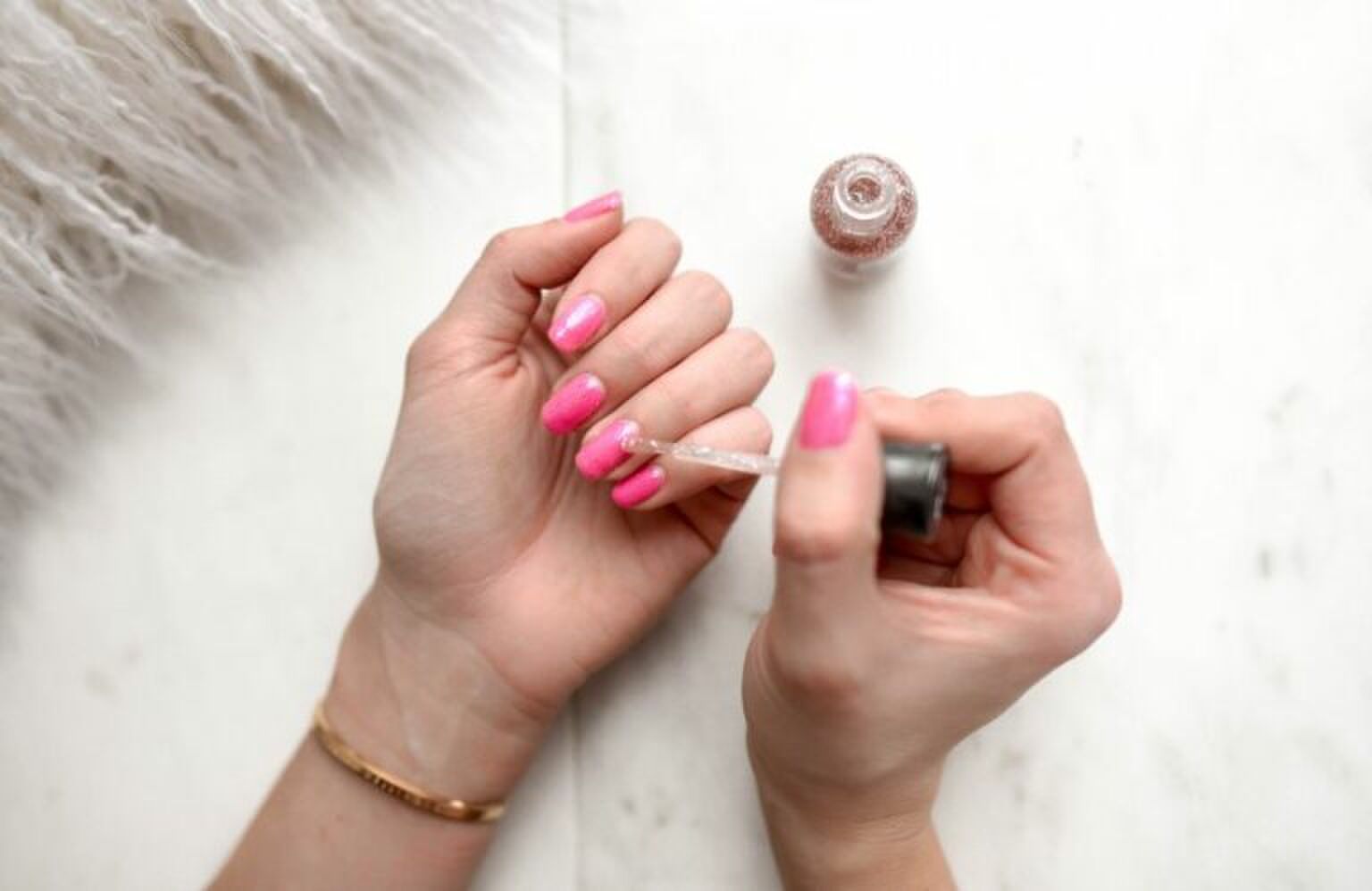 Let&rsquo;s go fluo: neon nagels zijn hot en z&oacute; ziet deze trend eruit