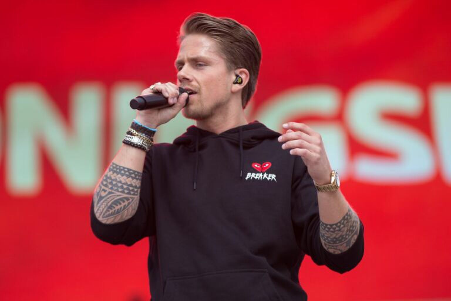 Andr&eacute; Hazes en Sarah van Soelen zijn samen op het vliegtuig gestapt