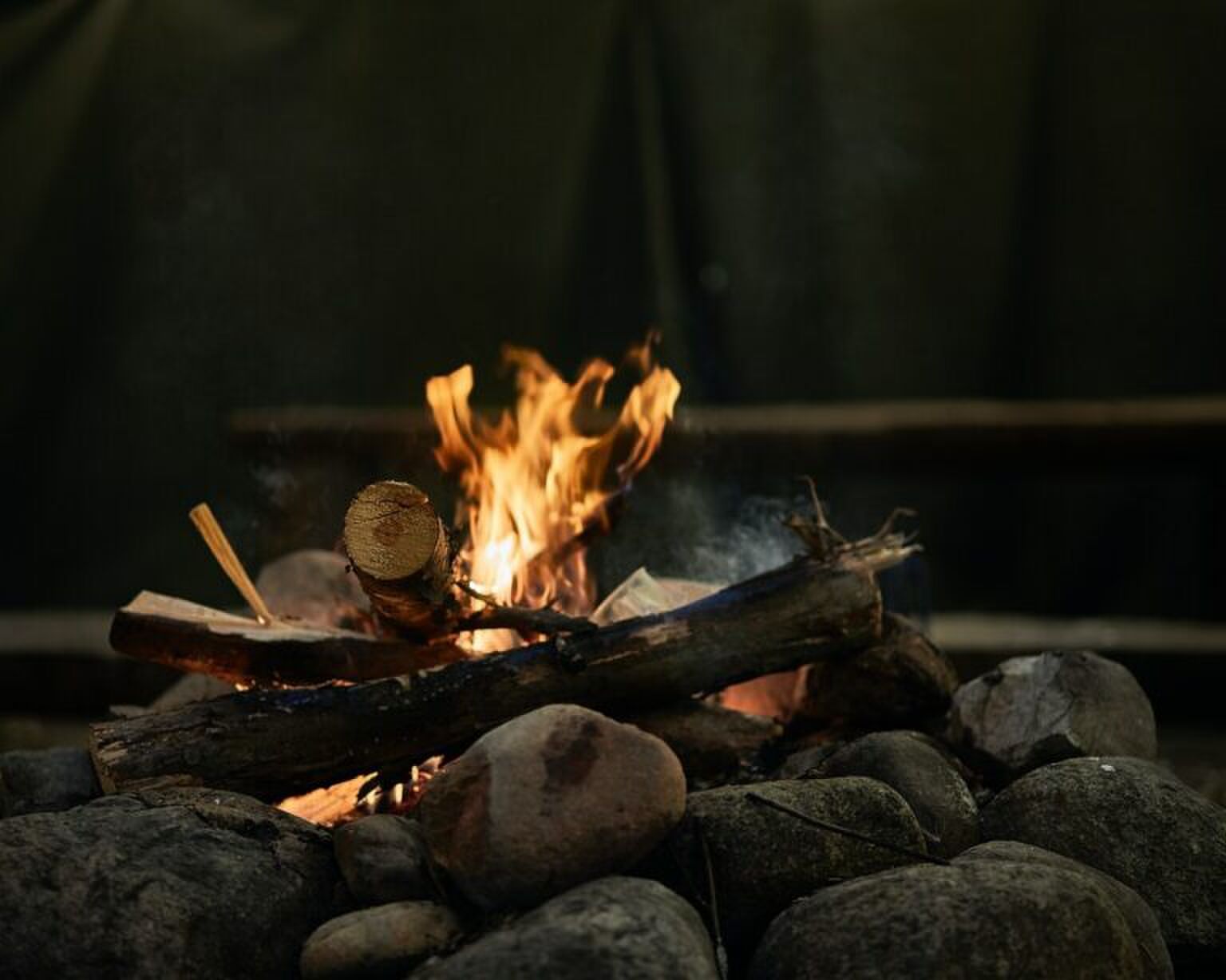 VIDEO: Het kampvuur van &lsquo;Debrah&rsquo;, zo ging dat eraan toe