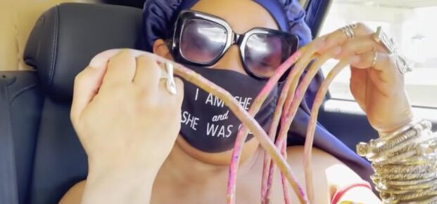 VIDEO: vrouw met langste nagels ever knipt ze na 30 (!) jaar