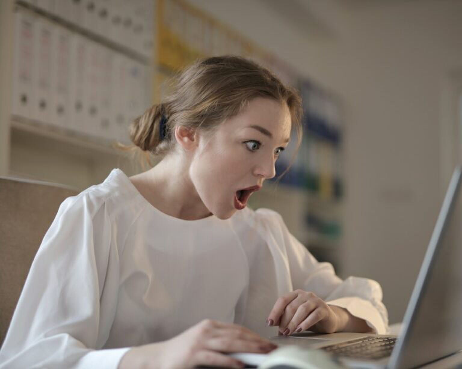 VIDEO: enorme varaan is op strooptocht in Thaise supermarkt