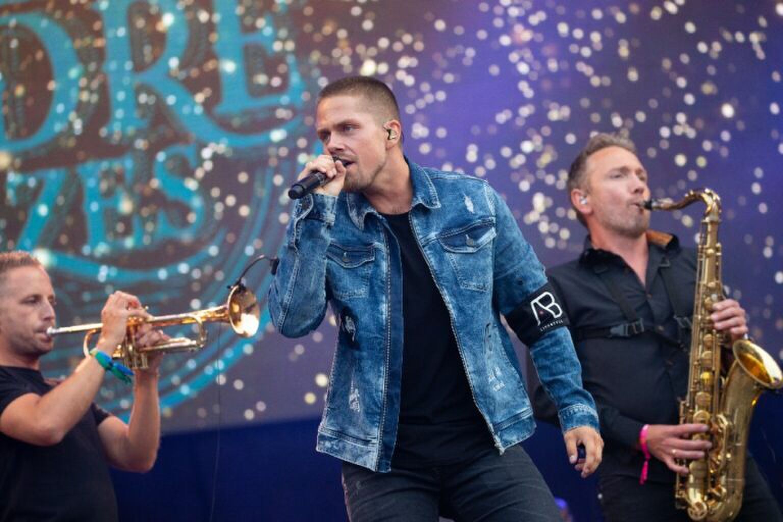 Andr&eacute; Hazes maakt nummer voor zijn zoontje en verontschuldigt zich naar hem toe