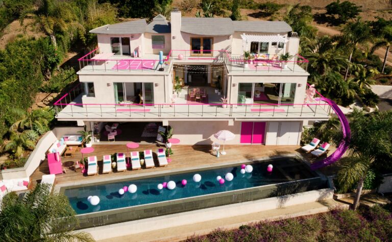 Je kunt nu met je vriendinnen dit Barbie huis boeken via Airbnb