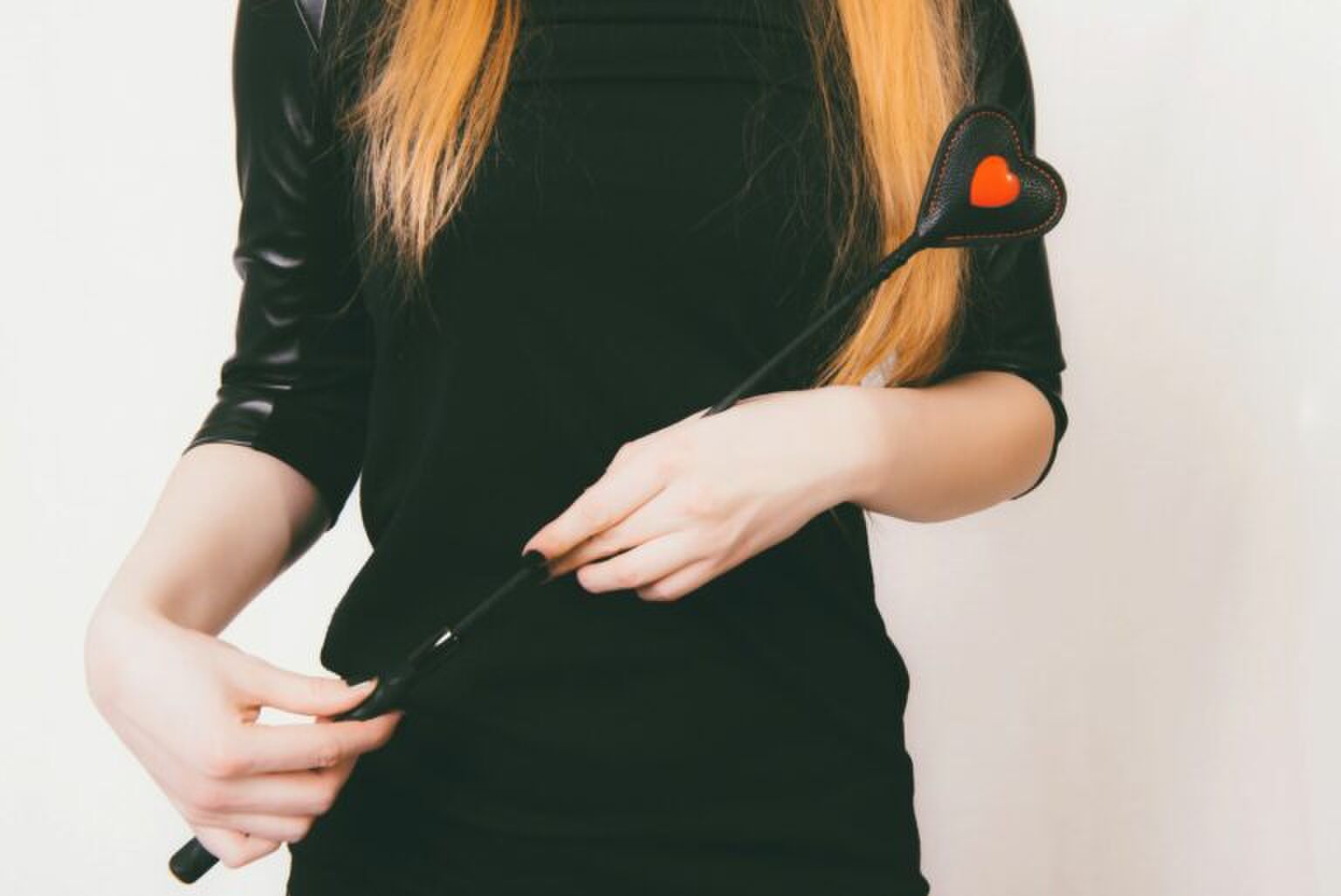 VIDEO: deze man straft zijn vrouw als ze zijn regels breekt (en zij wil het graag)