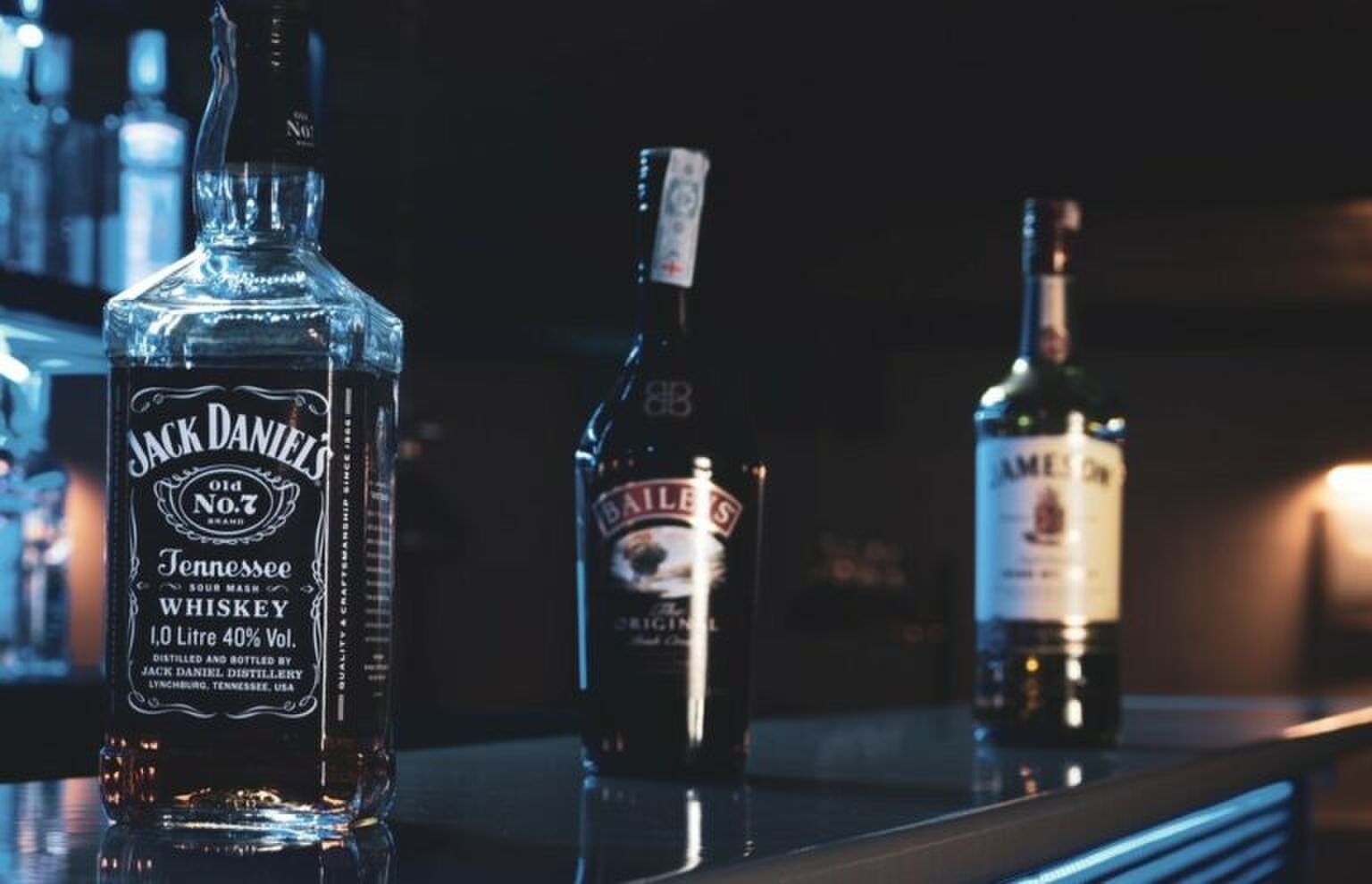 VIDEO: waarom je nooit Baileys met prik mag mengen en drinken