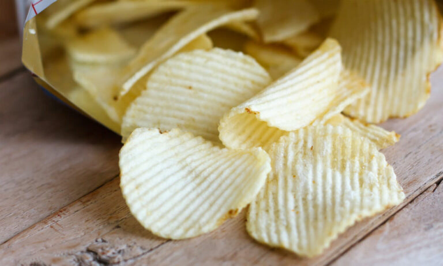Gek weetje: waarom een zak chips zoveel lawaai maakt bij het openmaken
