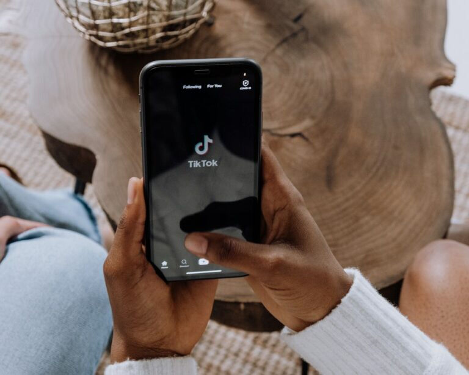 VIDEO: TikToks-ster Bella Poarch brengt single uit