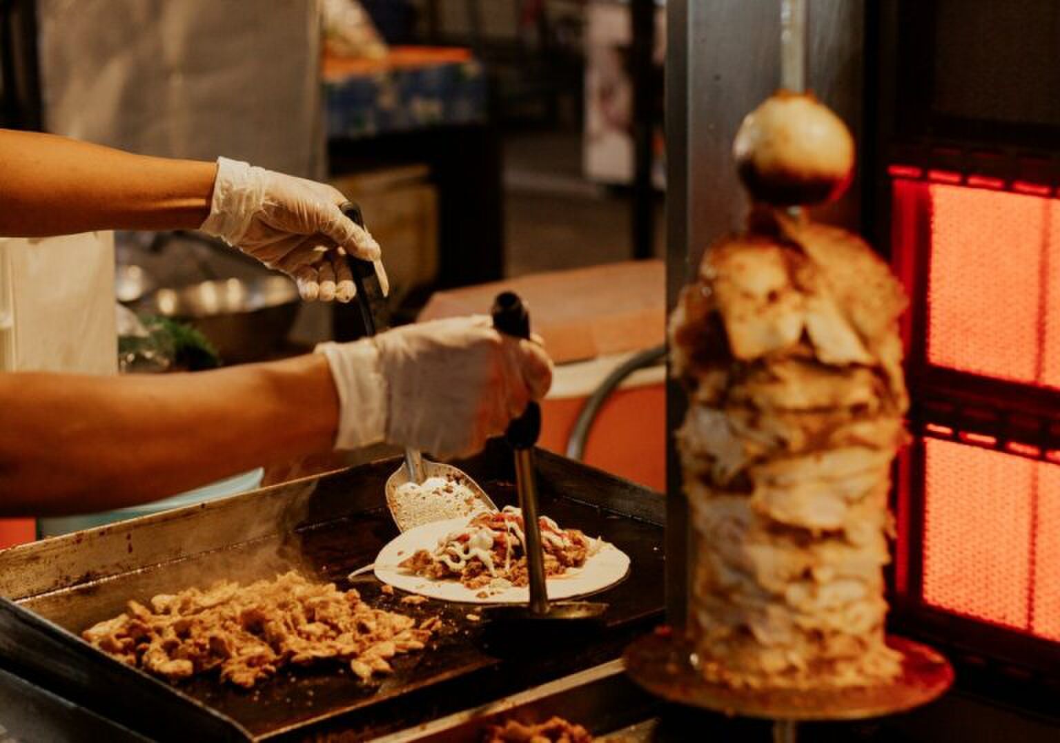 Wat is nu eigenlijk het verschil tussen shoarma, kebab en d&ouml;ner?