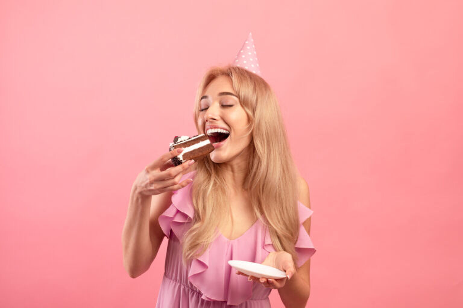 Yum! Deze roze taart met kokos en framboos is alles wat we dit weekend nodig hebben