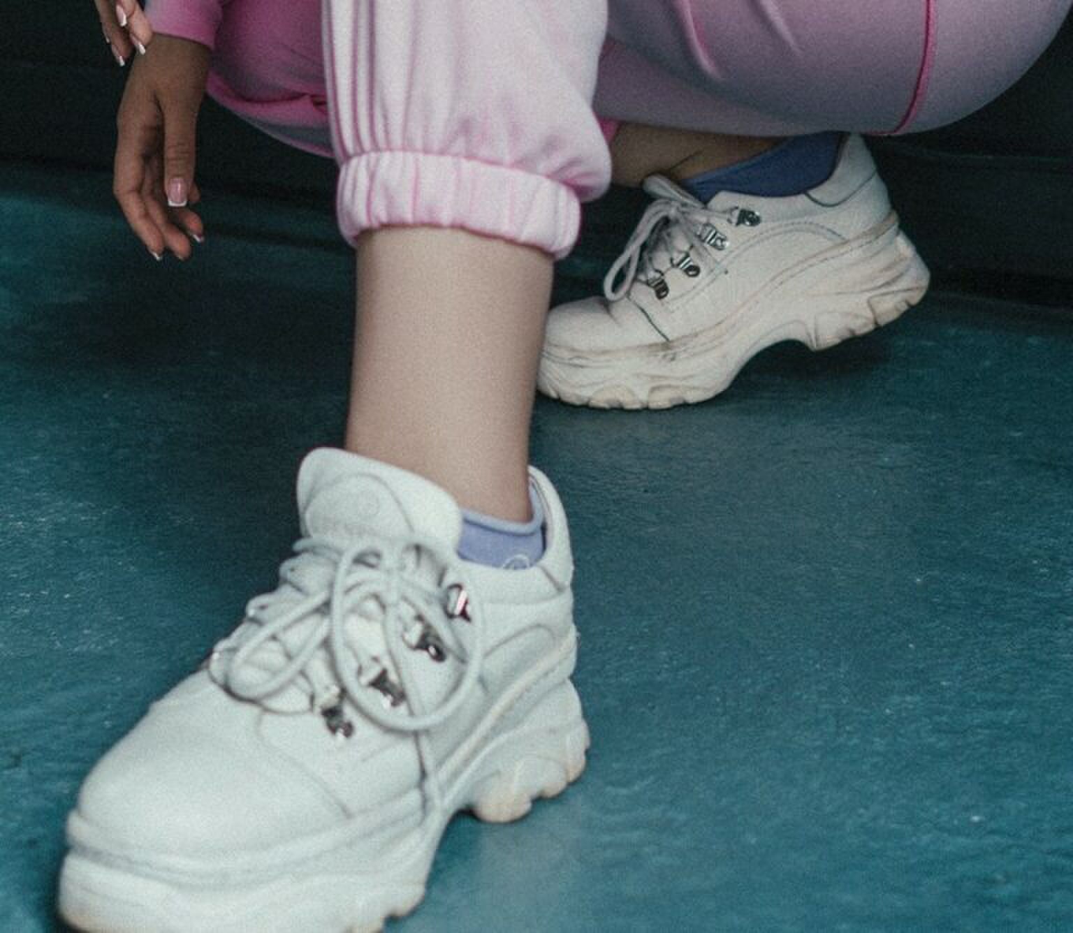 Met deze fijne witte sneakers lijken jouw benen nog bruiner